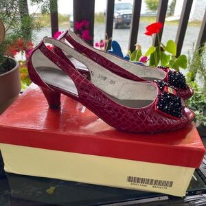 Adorable little red shoes 👠 worn once at a wedding says 8 but fit like an 8.5